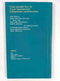 Vielä rannalla kuu : runoja