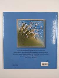 Korkealla päällä pilvien puutarha sininen