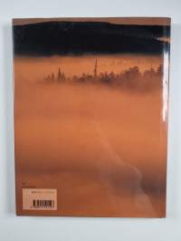 Kesäyö : hetkiä pohjoisessa valossa