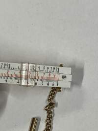 Laskutikku / solmioneula