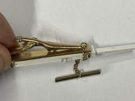 Laskutikku / solmioneula