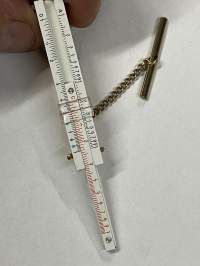 Laskutikku / solmioneula