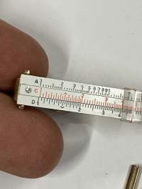 Laskutikku / solmioneula