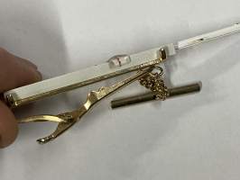 Laskutikku / solmioneula