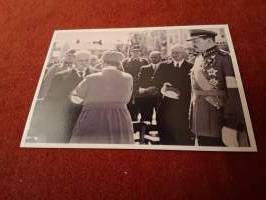 Fanni Luukkonen kiinnittäätasavallan presidentti  Kyösti Kallion rintaan Suojeluskunnan kultaista ansiomerkkiä Vaasassa 9.7.1938.