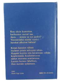 On jänis pensaassa sykkyrällä