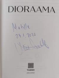 Dioraama (signeerattu, tekijän omiste)