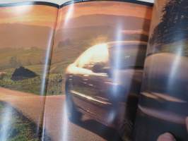 Chrysler 300 M -myyntiesite, varsinainen esite ja lisävaruste-esite yhdessä