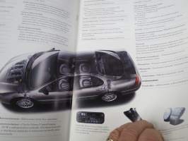 Chrysler 300 M -myyntiesite, varsinainen esite ja lisävaruste-esite yhdessä