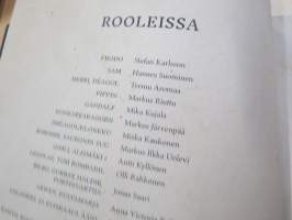 Taru Sormusten Herrasta - Turun kaupunginteatteri 2018 näytelmäsovituksen käsiohjelma, ohjaus Mikko Kouki