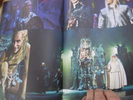 Taru Sormusten Herrasta - Turun kaupunginteatteri 2018 näytelmäsovituksen käsiohjelma, ohjaus Mikko Kouki