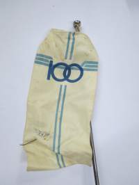 VR 100 vuotta 1962 -lipputanko, ilmeisesti VR:n jollain omalla valimolla / konepajalla valmistettu juhlatanko, jossa tyylitelty veturin "pyörä", messinkiä