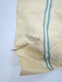 VR 100 vuotta 1962 -lipputanko, ilmeisesti VR:n jollain omalla valimolla / konepajalla valmistettu juhlatanko, jossa tyylitelty veturin "pyörä", messinkiä