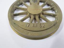 VR 100 vuotta 1962 -lipputanko, ilmeisesti VR:n jollain omalla valimolla / konepajalla valmistettu juhlatanko, jossa tyylitelty veturin "pyörä", messinkiä