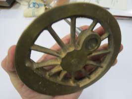 VR 100 vuotta 1962 -lipputanko, ilmeisesti VR:n jollain omalla valimolla / konepajalla valmistettu juhlatanko, jossa tyylitelty veturin "pyörä", messinkiä