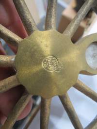 VR 100 vuotta 1962 -lipputanko, ilmeisesti VR:n jollain omalla valimolla / konepajalla valmistettu juhlatanko, jossa tyylitelty veturin "pyörä", messinkiä