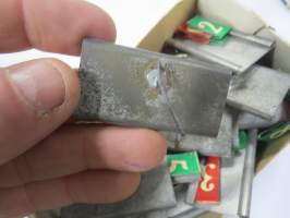 Hintalappupohjia, metallisia + erillisiä paperisia numeroita, kauppojen hintojen merkitsemiseen näyteikkunoissa ja hyllyissä tarkoitettuja, arviolta noin 40-lukuisia