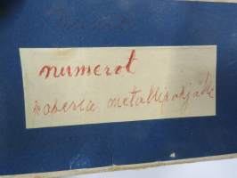 Hintalappupohjia, metallisia + erillisiä paperisia numeroita, kauppojen hintojen merkitsemiseen näyteikkunoissa ja hyllyissä tarkoitettuja, arviolta noin 40-lukuisia