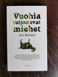 Vuohia tuijottavat miehet