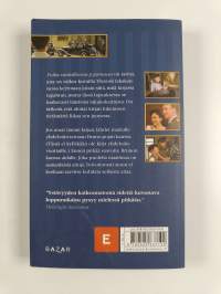 Poika raidallisessa pyjamassa