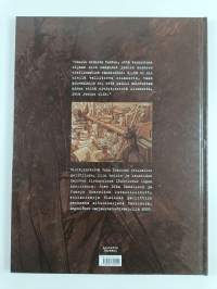 Kissa varjoisilta kujilta