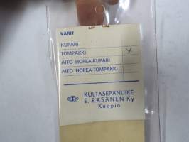 Raju - Kultasepänliike E. Räsänen Ky,  Kuopio -pilkki, väri "Tompakki",  käyttämätön, alkuperäispakkauksessaan