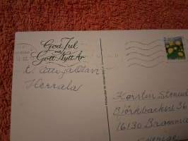 Marja Liisa Pitkäranta joulukortti ; ihmisiä kirkkoon menossa.Ruotsinkieliset toivotukset.Alkupään tuotantoa 74 b.