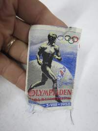 XV Olympiaden Helsingfors -kangasmerkki, merkissä kuvattuna Paavo Nurmi