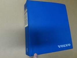 Volvo kuorma-autojen tekniset tiedot -kansio, sisältää myös tyyppikatsastustodistuksia, huoltotiedotuksia ym. ison määrän