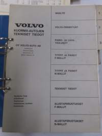 Volvo kuorma-autojen tekniset tiedot -kansio, sisältää myös tyyppikatsastustodistuksia, huoltotiedotuksia ym. ison määrän