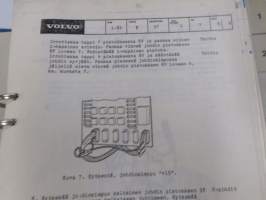 Volvo kuorma-autojen tekniset tiedot -kansio, sisältää myös tyyppikatsastustodistuksia, huoltotiedotuksia ym. ison määrän