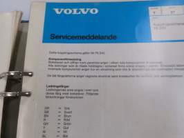 Volvo kuorma-autojen tekniset tiedot -kansio, sisältää myös tyyppikatsastustodistuksia, huoltotiedotuksia ym. ison määrän