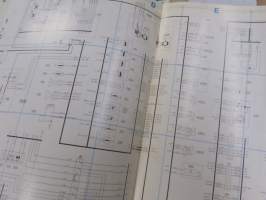 Volvo kuorma-autojen tekniset tiedot -kansio, sisältää myös tyyppikatsastustodistuksia, huoltotiedotuksia ym. ison määrän