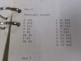 Volvo kuorma-autojen tekniset tiedot -kansio, sisältää myös tyyppikatsastustodistuksia, huoltotiedotuksia ym. ison määrän