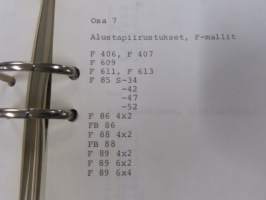 Volvo kuorma-autojen tekniset tiedot -kansio, sisältää myös tyyppikatsastustodistuksia, huoltotiedotuksia ym. ison määrän