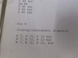 Volvo kuorma-autojen tekniset tiedot -kansio, sisältää myös tyyppikatsastustodistuksia, huoltotiedotuksia ym. ison määrän