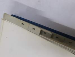 Volvo kuorma-autojen tekniset tiedot -kansio, sisältää myös tyyppikatsastustodistuksia, huoltotiedotuksia ym. ison määrän