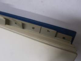 Volvo kuorma-autojen tekniset tiedot -kansio, sisältää myös tyyppikatsastustodistuksia, huoltotiedotuksia ym. ison määrän