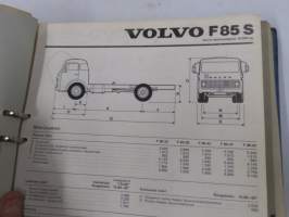 Volvo kuorma-autojen tekniset tiedot -kansio, sisältää myös tyyppikatsastustodistuksia, huoltotiedotuksia ym. ison määrän