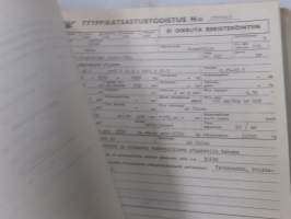 Volvo kuorma-autojen tekniset tiedot -kansio, sisältää myös tyyppikatsastustodistuksia, huoltotiedotuksia ym. ison määrän