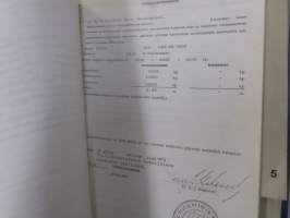 Volvo kuorma-autojen tekniset tiedot -kansio, sisältää myös tyyppikatsastustodistuksia, huoltotiedotuksia ym. ison määrän