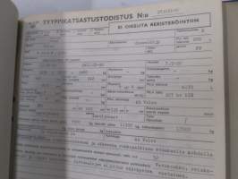 Volvo kuorma-autojen tekniset tiedot -kansio, sisältää myös tyyppikatsastustodistuksia, huoltotiedotuksia ym. ison määrän