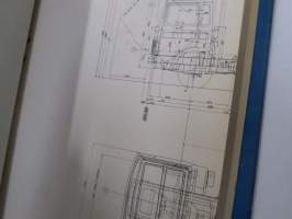 Volvo kuorma-autojen tekniset tiedot -kansio, sisältää myös tyyppikatsastustodistuksia, huoltotiedotuksia ym. ison määrän