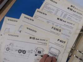 Volvo kuorma-autojen tekniset tiedot -kansio, sisältää myös tyyppikatsastustodistuksia, huoltotiedotuksia ym. ison määrän