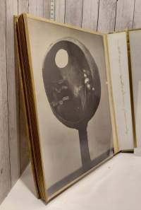 Pirkko Mursula, valokuvia teoksista (kansiossa 17 kpl)