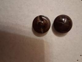Napit -50 luvulta. 5 kpl. Tampereleiasen Sarviksen valmistamat. Napin halkaisija 2,4 cm. Nahka puseroon, vilakangas takkiin nostalgiaa.