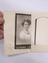 Atelier / valokuvaamo Aug. Schuffert, Turku -visiittikorttivalokuva /carte de visete / cdv, huomaa erikoinen (ja harvinainen) valokuvaamon nimellä oleva suojakotelo