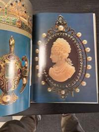 Antiques : A Popular Guide to Antiques for Everyone