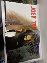 Mega Star julistelehti 1987 no 2 Sisältää julisteita 14 kpl + postikortit takasivulla. Maailman upein Hevi/Glam-albumi. Katso kuvat