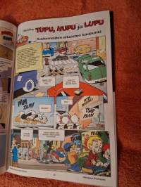 Aku Ankka N:o 17, 2012. Samassa sopassa Roope-setä, Aku Ankka ja Karhukoplakin. Aku Ankka ryhtyy ehostusmestariksi  ym. Sivuja 36.